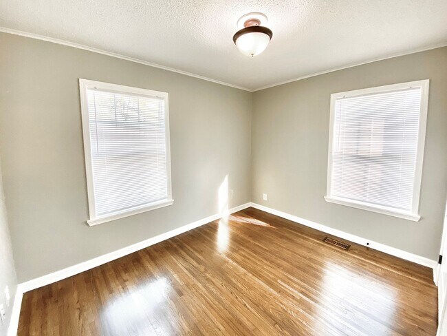 Building Photo - Charming Jenks Home with Vintage Character...