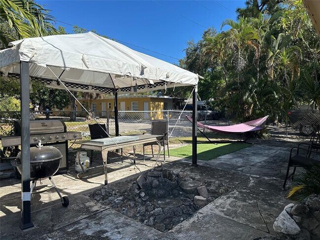 Building Photo - 205 SE 22nd St