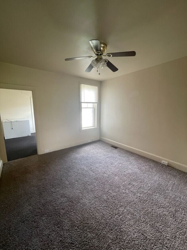 Building Photo - 3 Bedroom Single Family Home in Harrisburg!