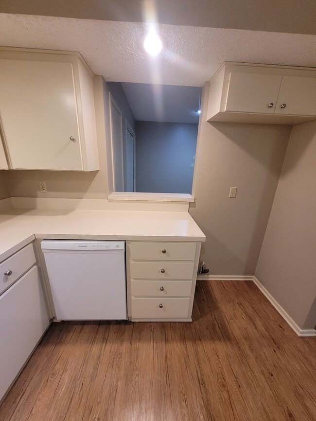 Building Photo - 2 bed 2 bath townhome with 1 car garage