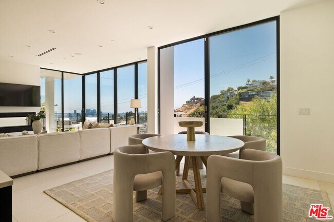 Building Photo - 1516 Forest Knoll Dr