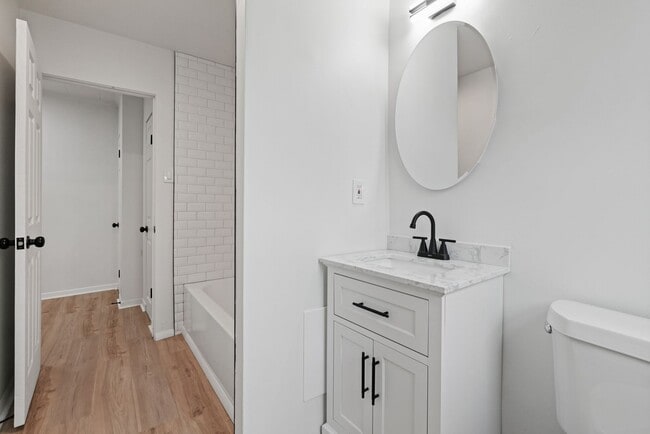 Building Photo - 2 bed 1 bath - all updated, central air, laundry, great location