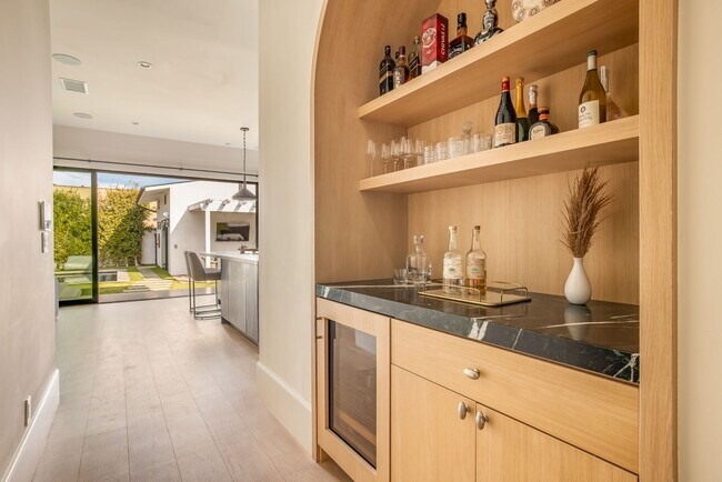 Building Photo - 6277 Del Valle Dr