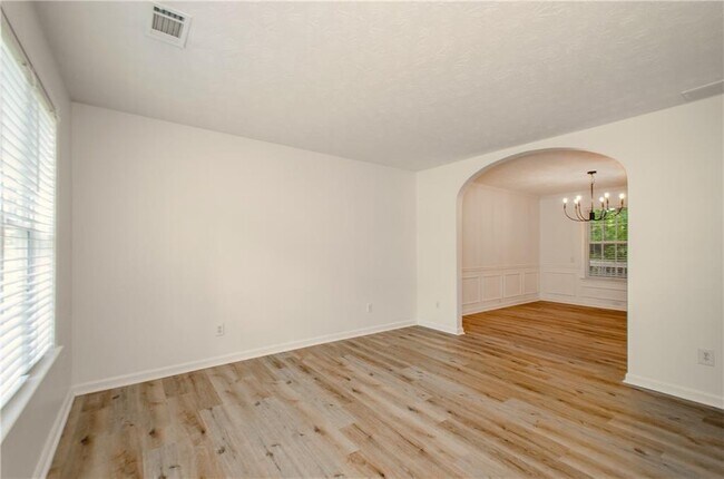 Building Photo - 3390 Northcliff Dr