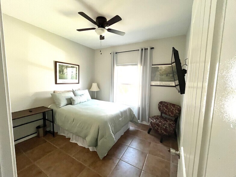 Building Photo - 611 Newport Dr