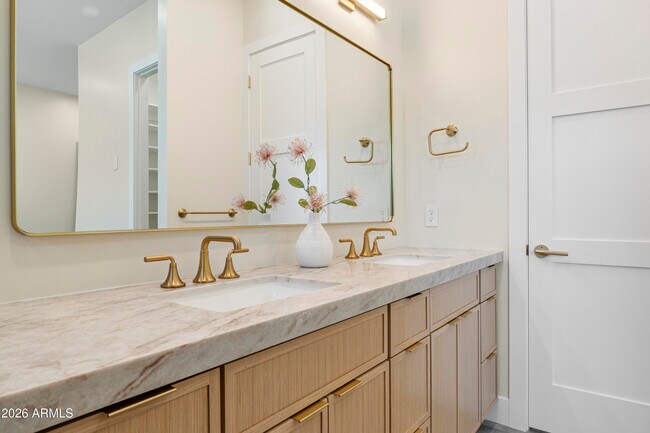 Building Photo - 5540 E Dahlia Dr