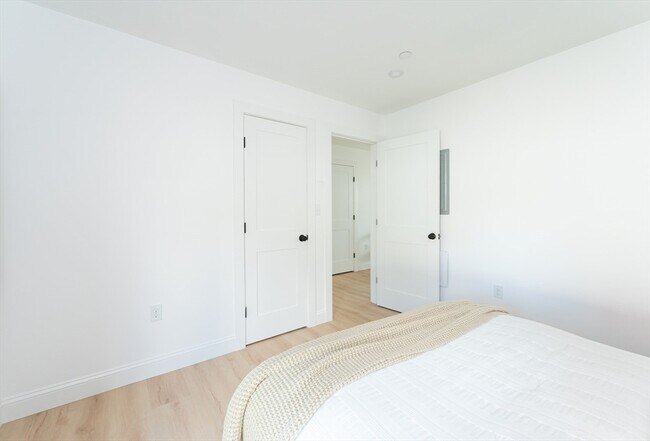 Building Photo - 7 Kenoza Ave