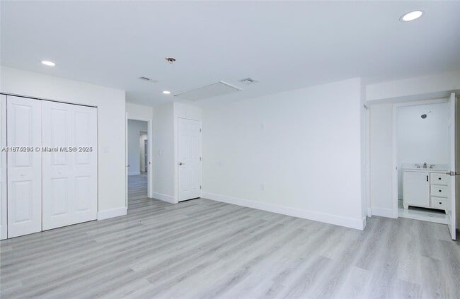 Building Photo - 3601 SW Dellamano St