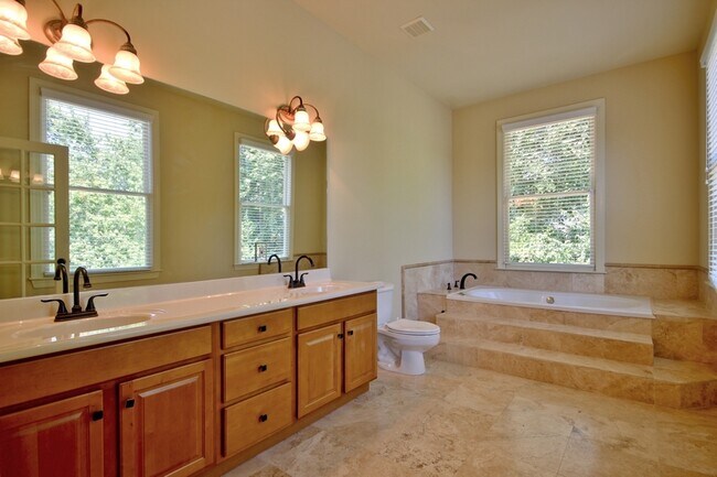 Building Photo - 335 Birkdale Dr