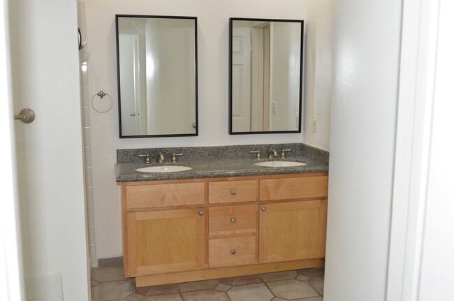 Bathroom double sinks - 521 Montana Ave