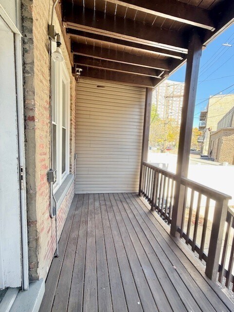 Building Photo - 115 S Paulina St