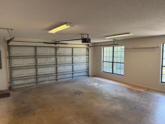 Building Photo - Beautiful Large home off of Mahan