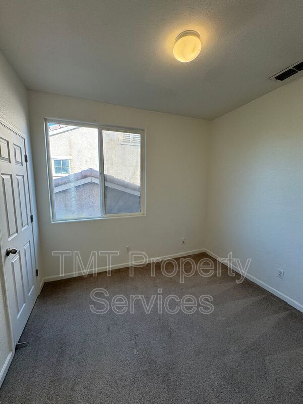 Building Photo - 3066 Staysail St