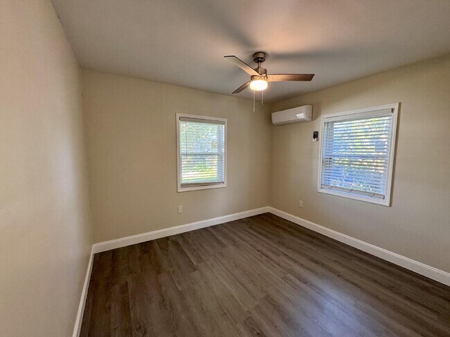 Building Photo - Fully Renovated 2BR Home Near Downtown Win...