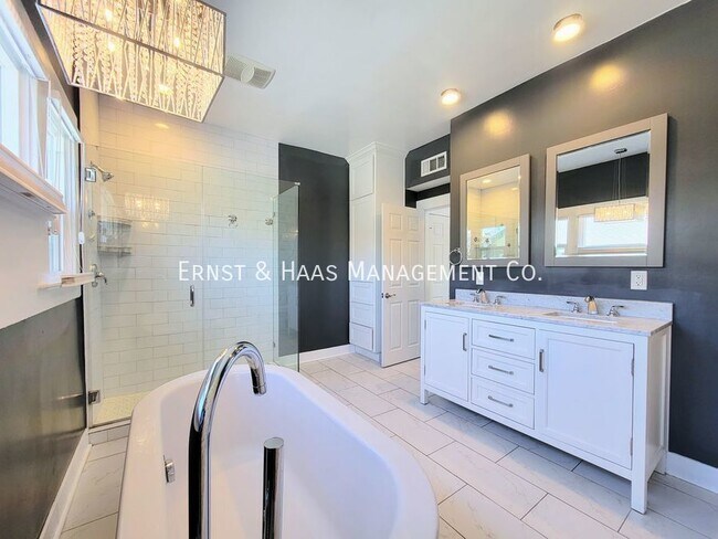 Building Photo - Historic 5-Bedroom, 4-Bath Home with Moder...