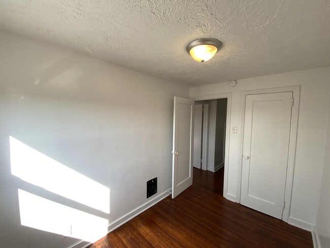 Building Photo - 2529 Derry St