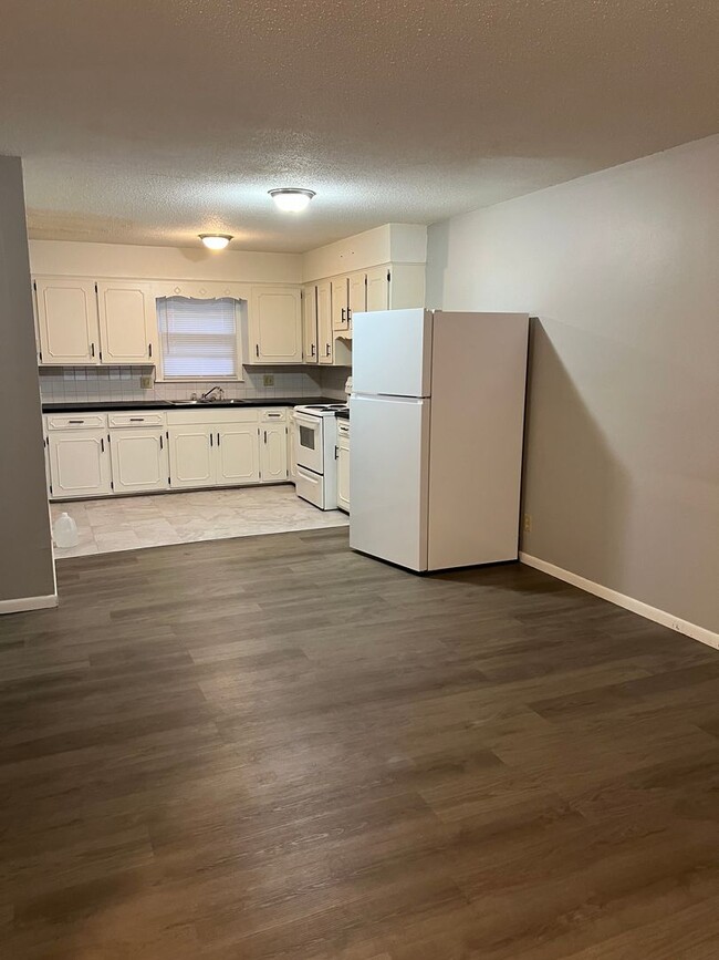 Building Photo - **Fall Move In Special**Updated 2 bedroom,...