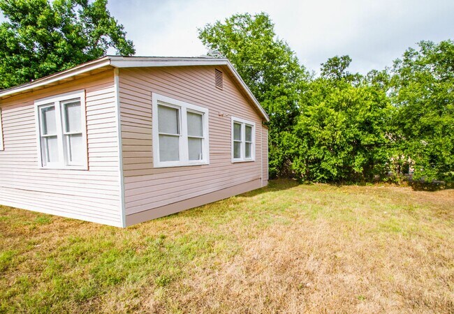 Building Photo - Spacious Cozy Home in Eastlawn