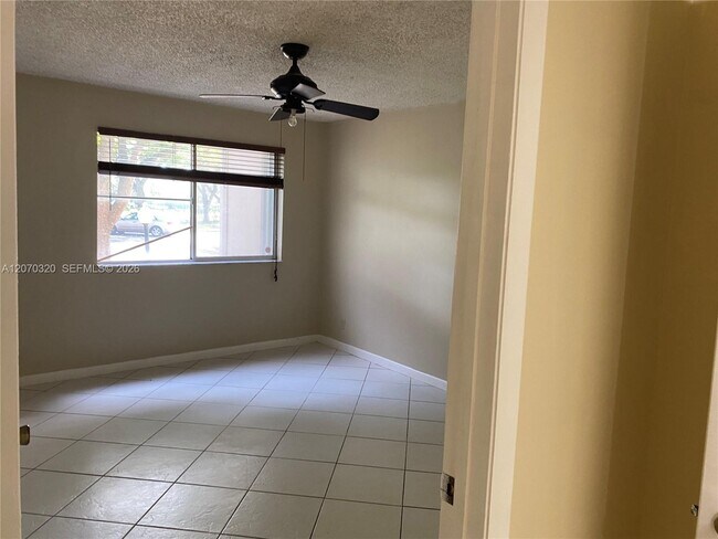 Building Photo - 9755 Westview Dr