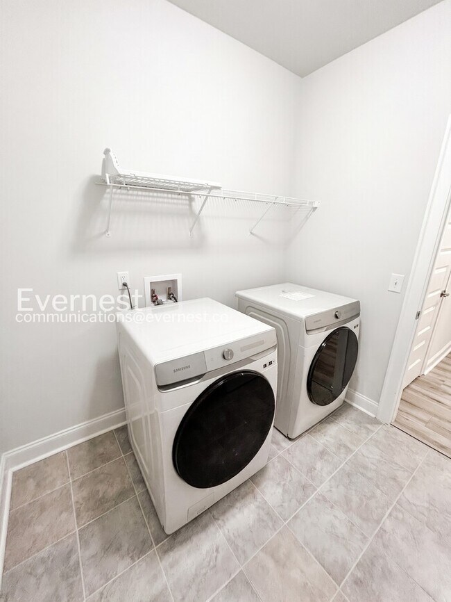 Building Photo - Spacious 4Beds 3.5Bath Single Family Rental with Modern Amenities / Available Now!