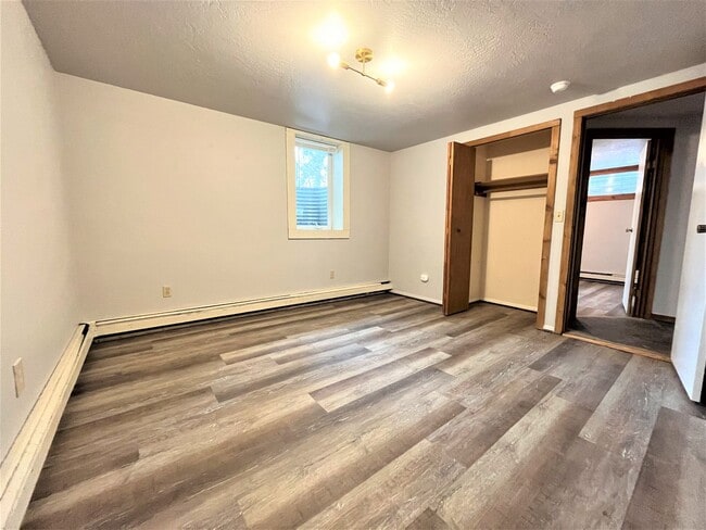 Building Photo - Newly Renovated Daylight Basement Duplex Apartment in Amazing Location!