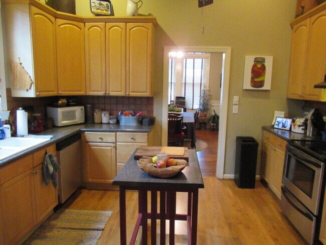 Building Photo - 416 W Montgomery St