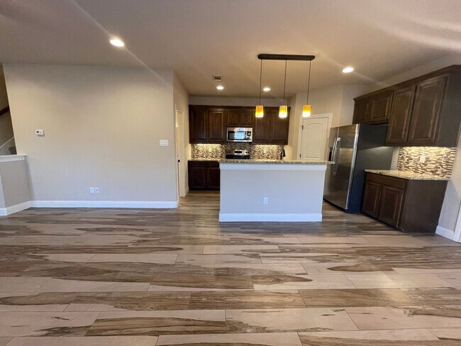 Building Photo - 3BD/2.5BA Benbrook Townhome – 9-Ft Ceilings, Granite Kitchen, Walk-In Master Shower, Attached Gar...