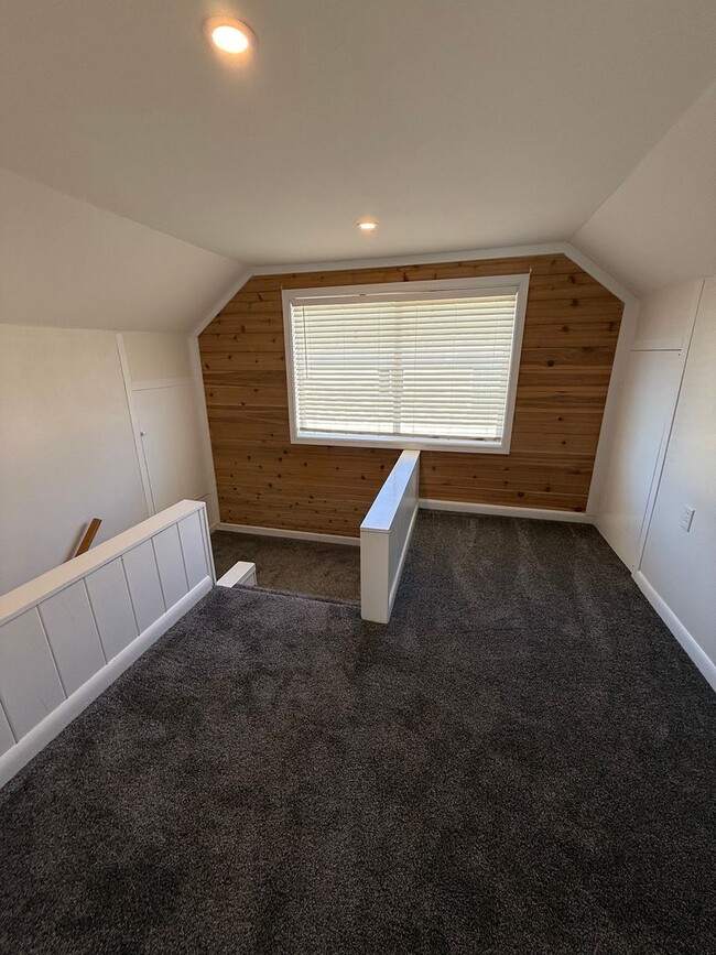 Building Photo - Newly Remodeled 3 Bed/2 Bath in North Bend