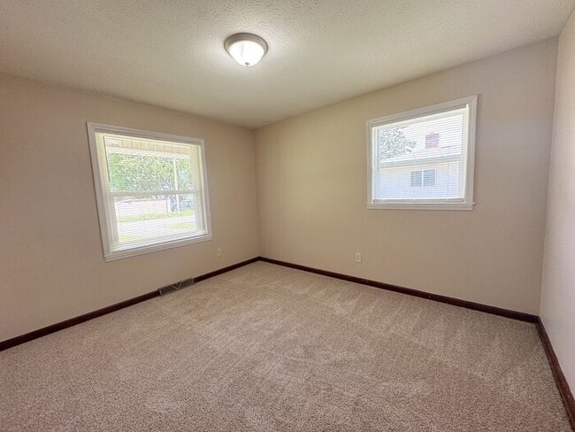 Building Photo - 3971 Far Hills Dr