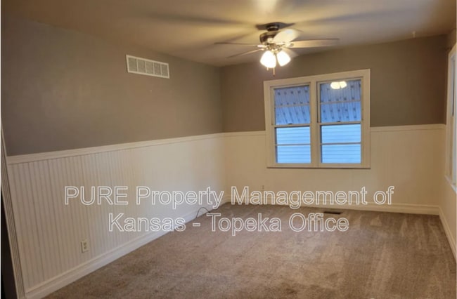 Building Photo - 310 SW Hillside Dr