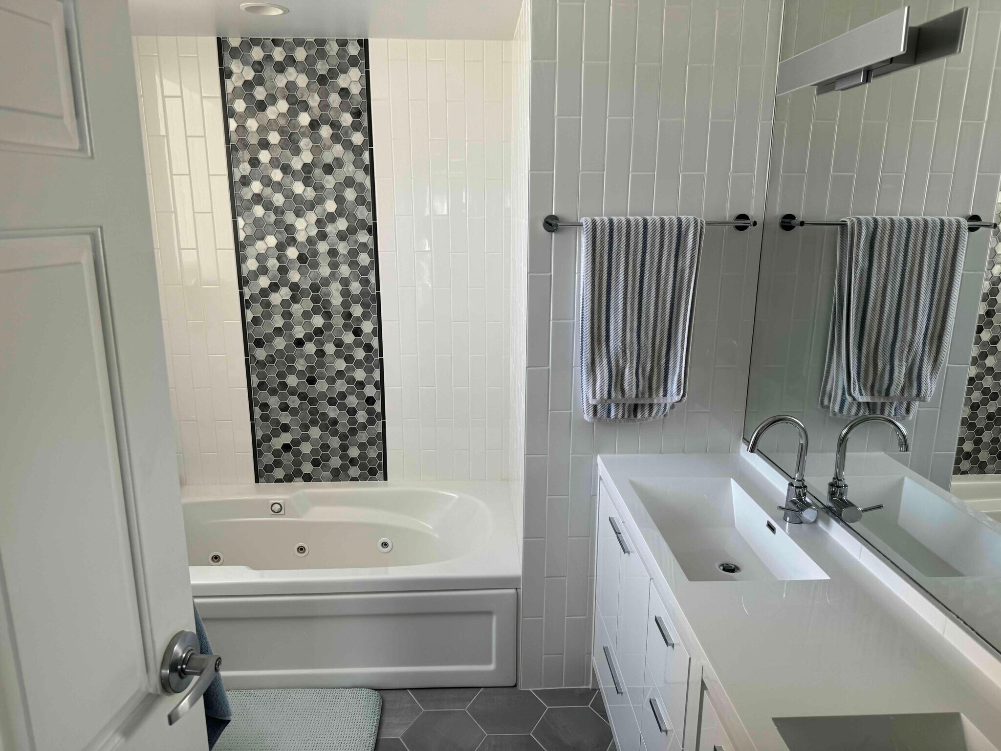 Master bathroom - 2042 N Clark St