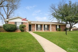 Building Photo - 835 Live Oak Dr