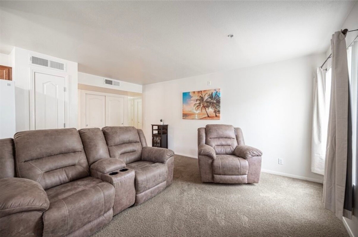 Building Photo - 2110 Sealion Dr