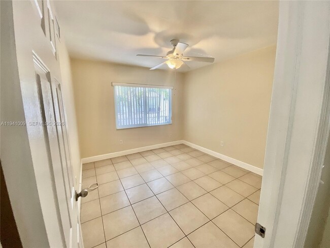 Building Photo - 930 SW 7th Ave