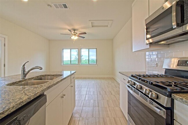 Building Photo - 555 White Steppe Way