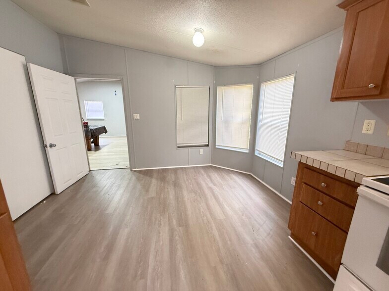 Building Photo - 15527 Lake Little Rd