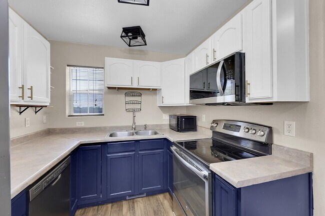 Building Photo - $1,750.00, 4 bed, 3 bath, located in Color...