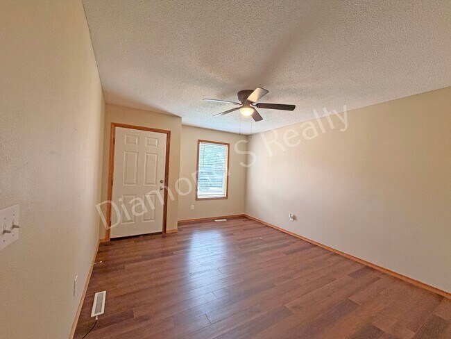 Building Photo - 2 Bed / 1 Bath Duplex in Ozark Available!