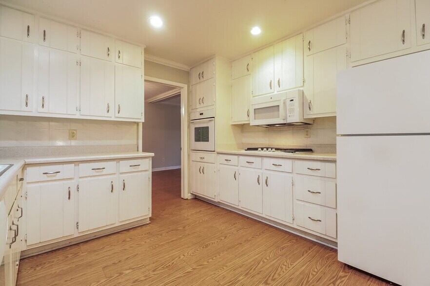 Building Photo - 564 Clubhouse Dr SE