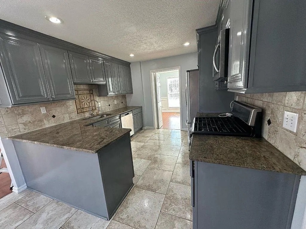 Building Photo - Room in House on Lakeview Rd