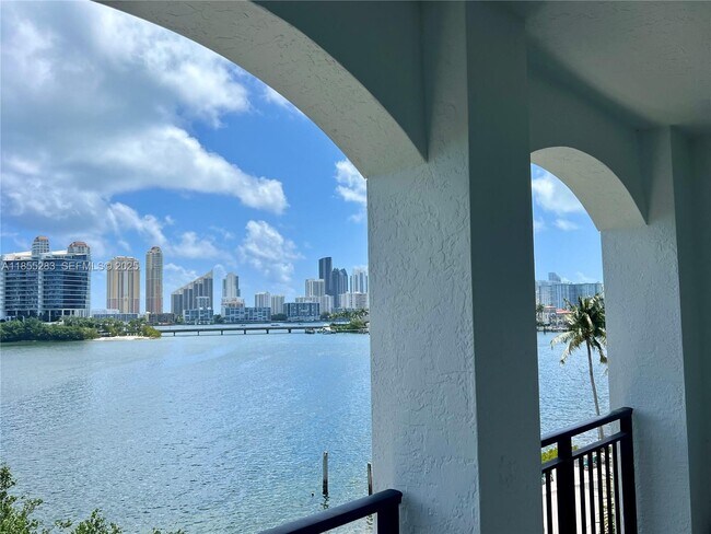 Building Photo - 3255 NE 184th St