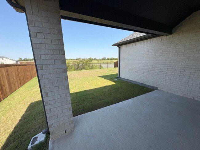 Building Photo - Amazing Lagoon Style Community!