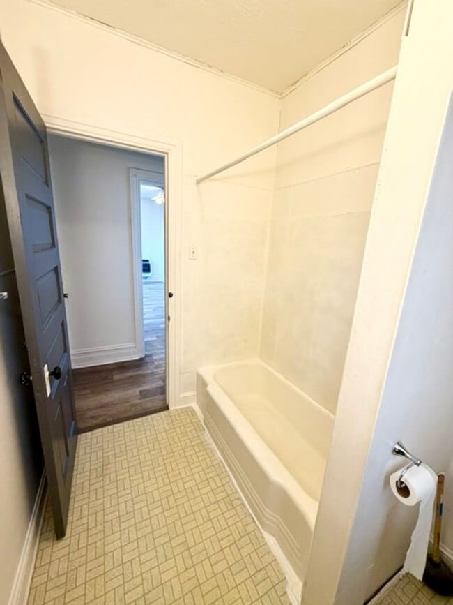 Building Photo - Efficiency Apartment for Rent – Convenient Location
