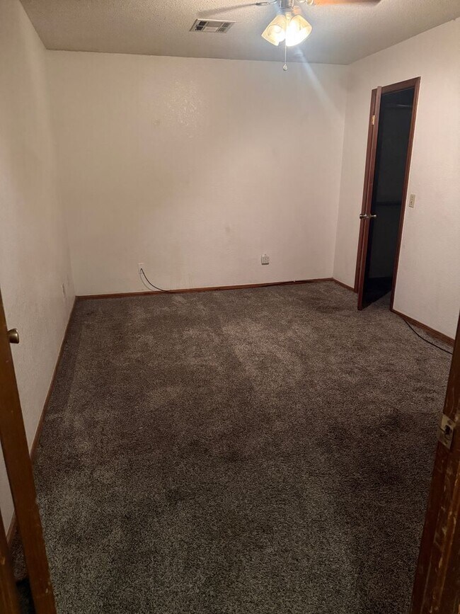 Building Photo - 1166 N Eagle Ln