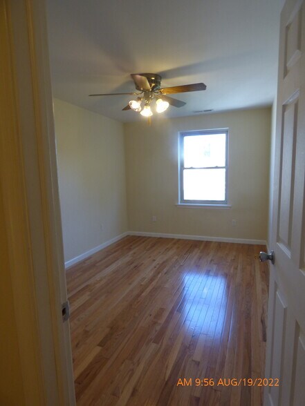 Bedroom - 3827 Hamilton St