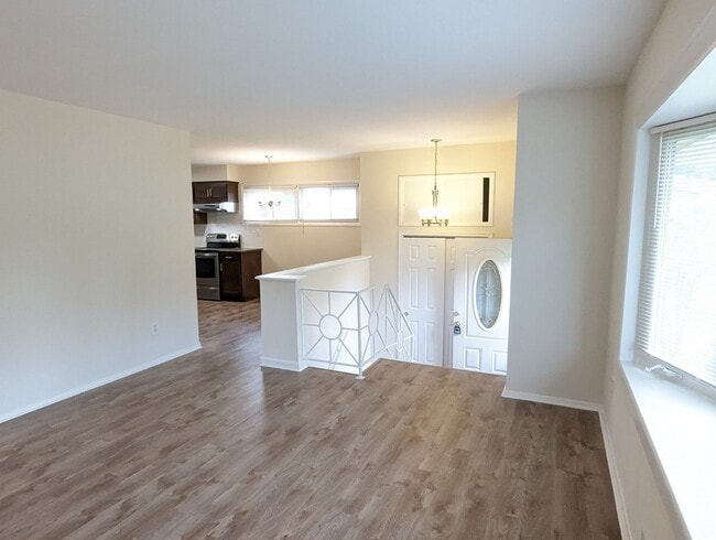 Building Photo - Split foyer SFH in established neighborhoo...