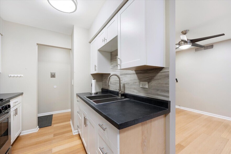 Building Photo - 2629 N Hampden Ct