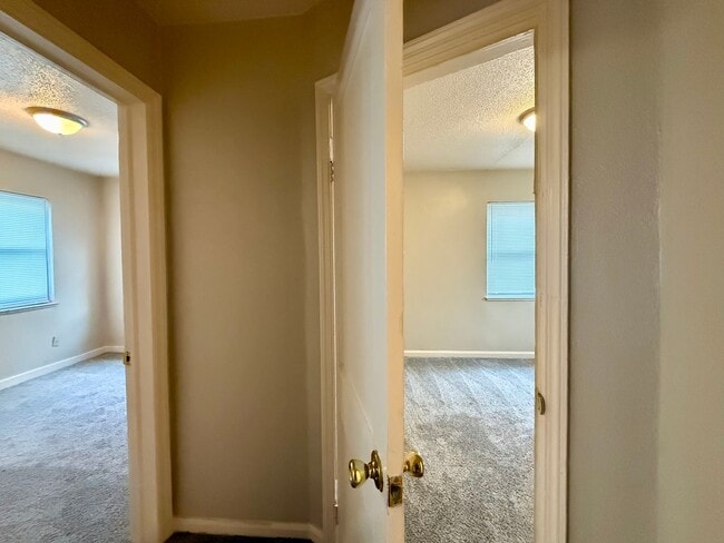 Building Photo - 713 S Oliver Ave