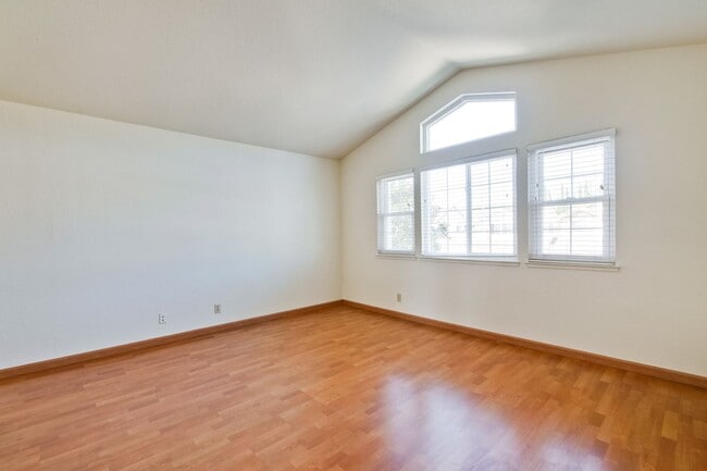 Building Photo - Hardwood Floors- A/C- Full Bedroom and Bath on First Floor: Fresh Paint