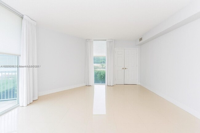Building Photo - 3370 Hidden Bay Dr